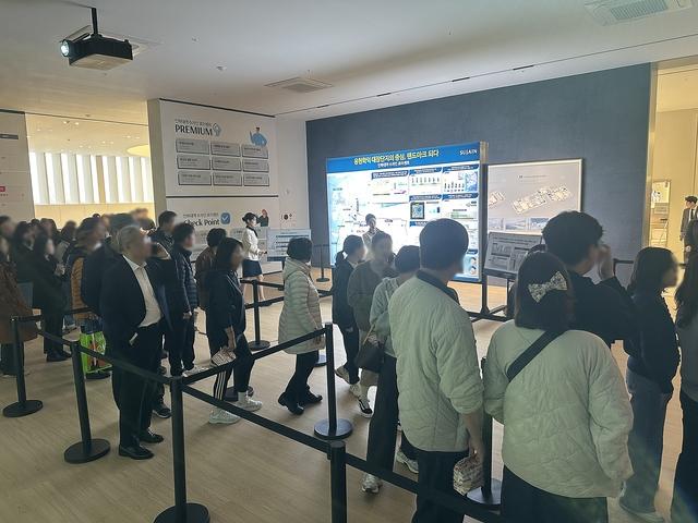 ‘인하대역 수자인 로이센트’ 비규제 수도권 최대어로 견본주택 발길 이어져